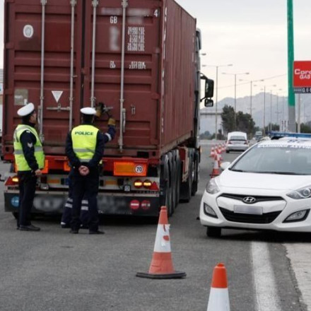 Παρ’ ολίγον τραγωδία: Λιποθύμησε οδηγός νταλίκας στο τιμόνι έξω από Θεσσαλονίκη