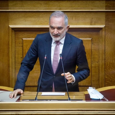 Τα κάστρα πέφτουν πάντα  από…μέσα κύριε Μητσοτάκη