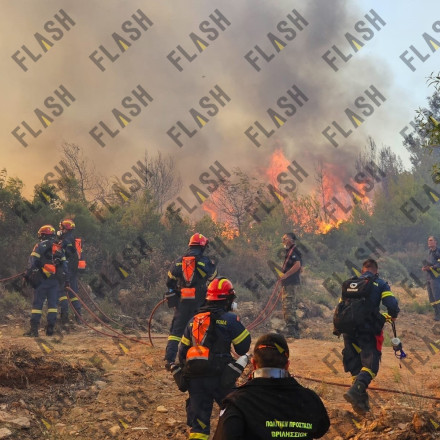 Ελαφρώς καλύτερη η εικόνα στη φωτιά στη Σταμάτα - Όλη τη νύχτα θα δίνει μάχη η Πυροσβεστική