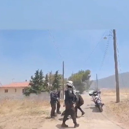 Κερατέα: Βίντεο σοκ με αστυνομικούς να απεγκλωβίζουν κόσμο από τις φλόγες - Ουρλιαχτά και αγωνία