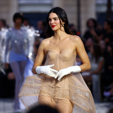 Η Κένταλ Τζένερ περπάτησε ξυπόλητη στο Λούβρο και άναψε φωτιές