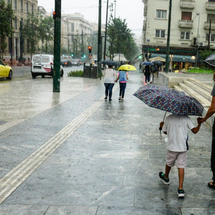 Μετά τον καύσωνα, βροχές, κεραυνοί και χαλάζι - «Βουτιά» της θερμοκρασίας