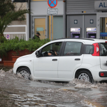 Κακοκαιρία: «Βουτιά» θερμοκρασίας μέσα σε 10 λεπτά στα Σπάτα - Από τους 31 στους 18!