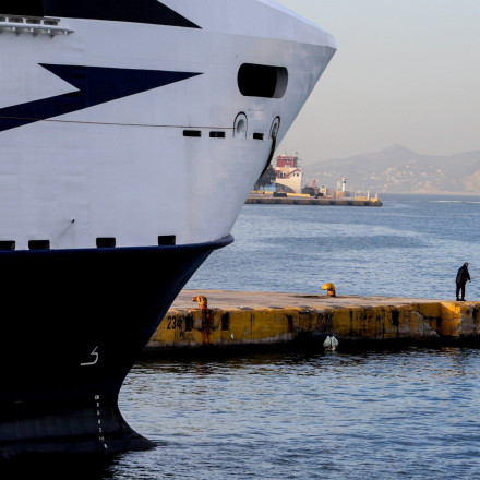 Πειραιάς: Άνδρας έπεσε με το μηχανάκι του στο λιμάνι - Βγήκε από τη θάλασσα σώος