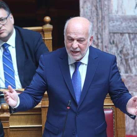 Μετωπική στη Βουλή για τον Αυγενάκη - Φλωρίδης: «Υποκριτές, πάρτε πρώτα άδεια από τον Πολάκη»