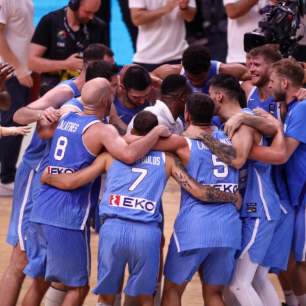 Εθνική Ελλάδας: Το πάρτι στα αποδυτήρια μετά την πρόκριση και η Ολυμπιακή δάδα [vids]