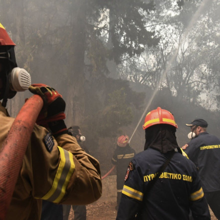 Πάτρα: Βελτιωμένη η εικόνα στη μεγάλη φωτιά - Έκτακτη σύσκεψη στο «Καραμανδάνειο»