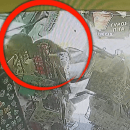 Απίστευτο βίντεο από τη Σκιάθο: Ασθενοφόρο παρέσυρε γυναίκες που ψώνιζαν σε πεζόδρομο