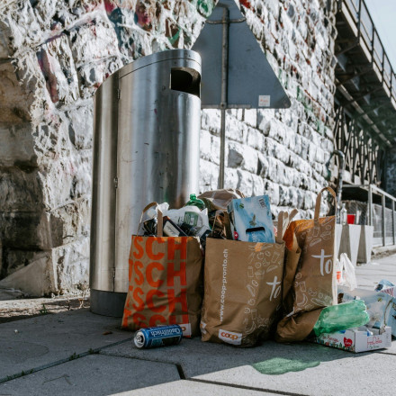 «Πρωταθλητές» οι Έλληνες στα σκουπίδια: 191 κιλά πετάει ο καθένας ετησίως!