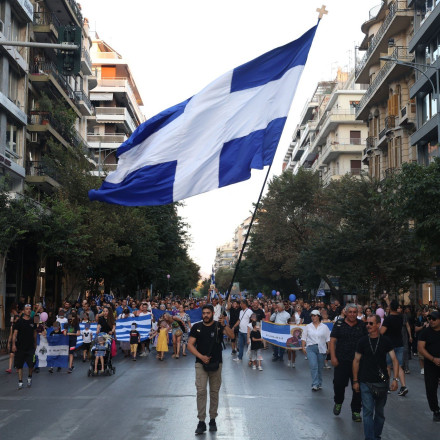 Θεσσαλονίκη: Με εικόνες Αγίων, σημαίες και συνθήματα η πορεία για το Family Pride