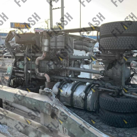 Ανατράπηκε φορτηγό στον Κηφισό: Έκλεισε η έξοδος για Πέτρου Ράλλη - Ο οδηγός το... έβαλε στα πόδια