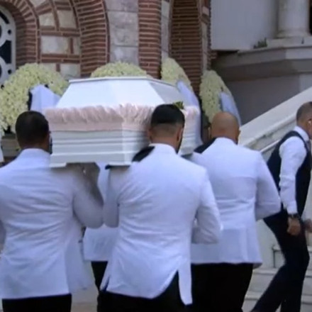 Οδύνη στην κηδεία της 13χρονης που χτυπήθηκε από κεραυνό στη Χαλκιδική