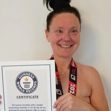 Μαραθωνοδρόμος με διπλή μαστεκτομή έτρεξε τόπλες: «Να δείχνετε ότι είστε δυνατές»