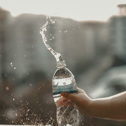 Ξαναγεμίζετε τα πλαστικά μπουκάλια με νερό; Ξανασκεφτείτε το