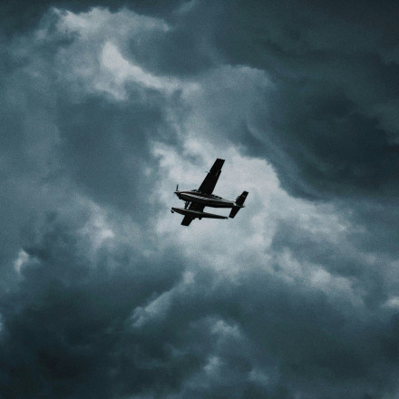 «Πτήση κόλαση»: Τρόμος μετά από χτύπημα κεραυνού σε αεροσκάφος