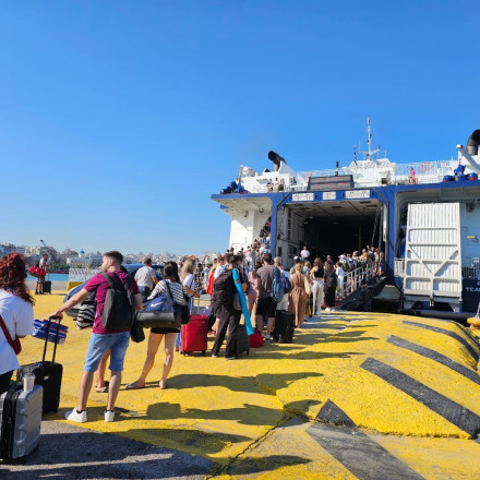 «Όπου φύγει-φύγει»: Στα νησιά σπεύδουν οι πρώτοι αδειούχοι του Ιουλίου