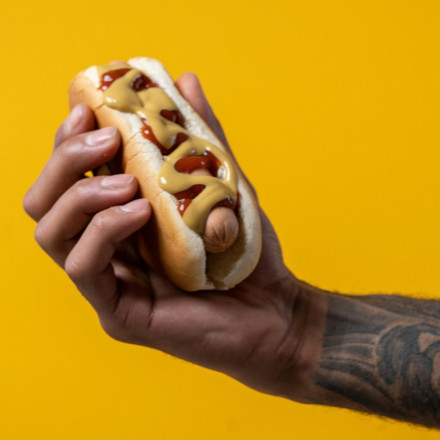Πώς οι αχιβάδες έκαναν διάσημο το hot dog - Η απίστευτη ιστορία