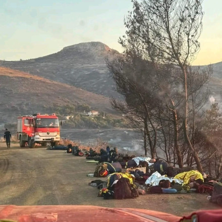 Συγκίνηση και οργή: Πυροσβέστες κοιμούνται κατάκοποι δίπλα στο καμμένο χώμα στην Κερατέα