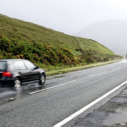 Τι κάνεις αν χτυπήσει κεραυνός το αυτοκίνητό σου; Τι συμβαίνει;