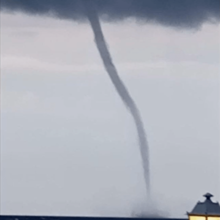 Κακοκαιρία: Εντυπωσιακός υδροστρόβιλος στη Χαλκιδική - 500 κεραυνοί σε μια ώρα στην Εύβοια