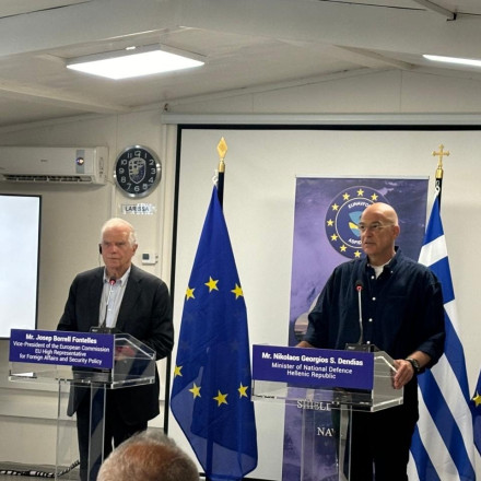 Δένδιας - Μπορέλ στο Στρατηγείο της επιχείρησης «ΑΣΠΙΔΕΣ» στη Λάρισα