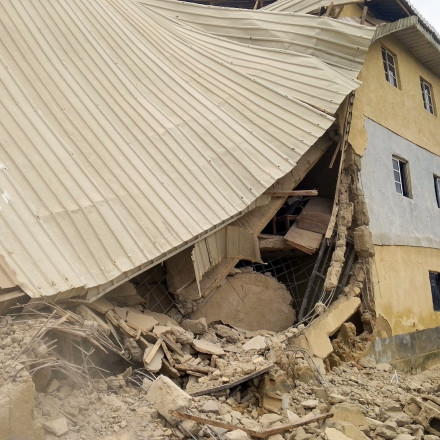 Τουλάχιστον 21 νεκροί από κατάρρευση σχολείου στη Νιγηρία