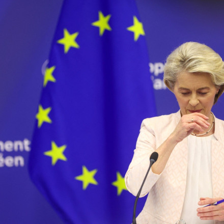 Politico για Ούρσουλα: Και τώρα μάχη - Πώς θα λύσει τον Κύβο του Ρούμπικ και το χάος των Επιτρόπων;