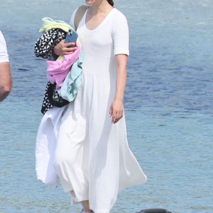 Νάταλι Πόρτμαν: Αέρας Χόλιγουντ στη Μύκονο και στα Κουφονήσια. Ο ξέφρενος χορός και το chic ντύσιμο