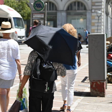 Ήλιος: Ο αιώνιος «εχθρός» των Κορεατών - TikToker εξηγεί γιατί κυκλοφορούν με ομπρέλες και μακρυμάνικα