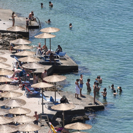 «Καίνε» οι ξαπλώστρες στην Αττική - Ο τιμοκατάλογος για μία βουτιά στις παραλίες της πρωτεύουσας