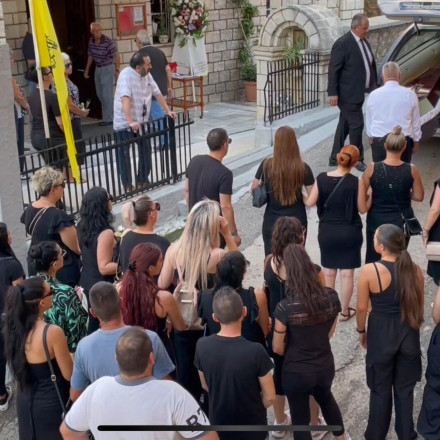 Αμφιλοχία: Θρήνος στην κηδεία της 36χρονης - «Τον προκαλούσε» λέει ο πατέρας του γυναικοκτόνου