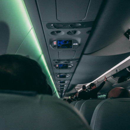 Ευτράπελο στον αέρα: Επιβάτιδα δάγκωσε αεροσυνοδό και έσκισε κομμάτι από τη στολή της!