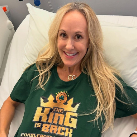 Η διάσημη πορνοστάρ Μπράντι Λοβ με φανέλα του Παναθηναϊκού AKTOR στο νοσοκομείο