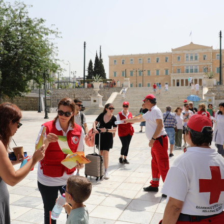Έκτακτη δράση ενόψει καύσωνα του Ερυθρού Σταυρού στην Πλατεία Συντάγματος την Τρίτη