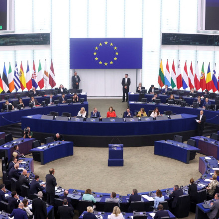 Χαμός με Ρουμάνα ευρωβουλευτή: «Σκοτώσατε ανθρώπους με τα εμβόλια - Ούρσουλα βγες έξω»