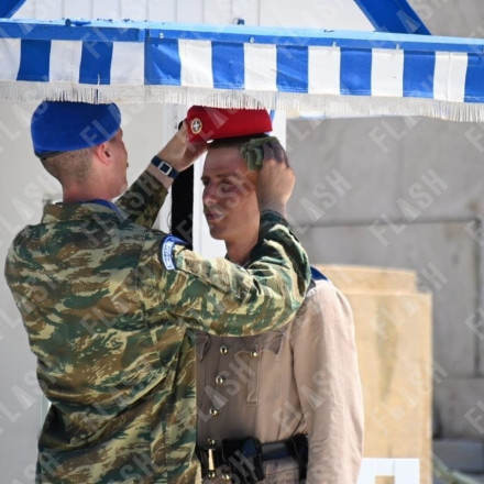 Αγέρωχοι οι Εύζωνες κάτω από τον καυτό ήλιο στο Σύνταγμα - Φωτογραφίες του flash.gr