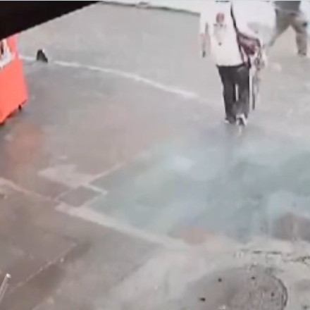 Βίντεο σοκ: Δύο νέοι «κεραυνοβολούνται» εν μέσω καταιγίδας και χάνουν ακαριαία τη ζωή τους Βίντεο σοκ: Δύο νέοι «κεραυνοβολούνται» εν μέσω καταιγίδας και χάνουν ακαριαία τη ζωή τους