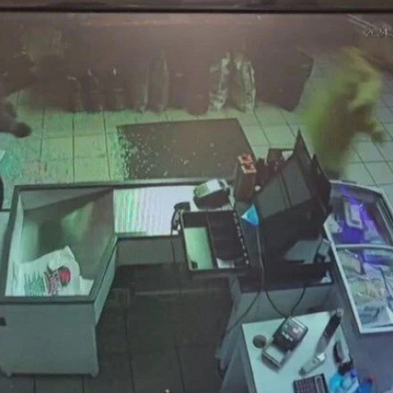 Η στιγμή που διαρρήκτες αρπάζουν χρηματοκιβώτιο στις Αχαρνές - Βίντεο ντοκουμέντο