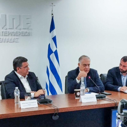 Συνάντηση Θεοδωρικάκου με την Ένωση Περιφερειών: «Συνεργασία για τη μάχη των ελέγχων στην αγορά»