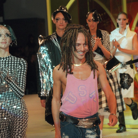 John Galliano: Ετοιμάζεται να παραιτηθεί από τον οίκο Maison Margiela; Ανατρεπτικό το επόμενο βήμα