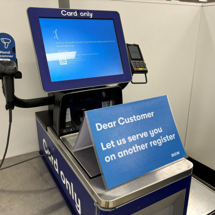 Διεθνές «μπλακ άουτ» σε τράπεζες και αεροδρόμια λόγω προβλήματος της Microsoft