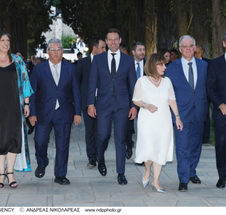 Προεδρικό Μέγαρο: Οι πιο chic εμφανίσεις της λαμπερής δεξίωσης. Οι κυρίες «έκλεψαν την παράσταση» Προεδρικό Μέγαρο: Οι πιο chic εμφανίσεις της λαμπερής δεξίωσης. Οι κυρίες «έκλεψαν την παράσταση»