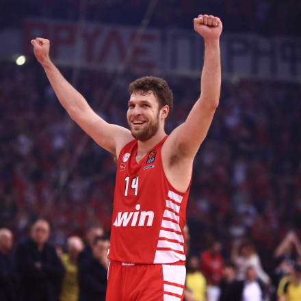 Επίσημη επιστροφή του Σάσα Βεζένκοφ - Το βίντεο ανακοίνωσης του Ολυμπιακού [vid]