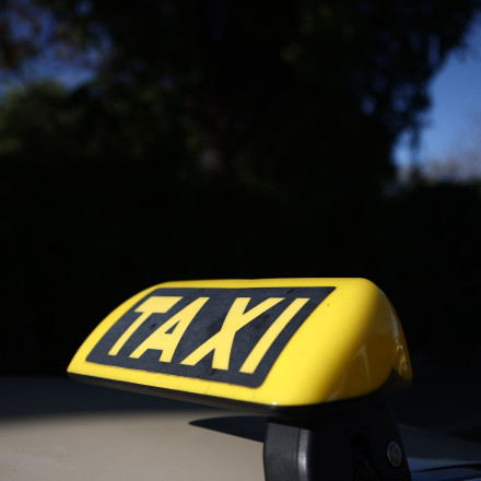 Κούρσα-θρίλερ για οδηγό ταξί στο Παλαιό Φάληρο: Οδηγός μηχανής τον χτύπησε με κράνος και έβγαλε όπλο