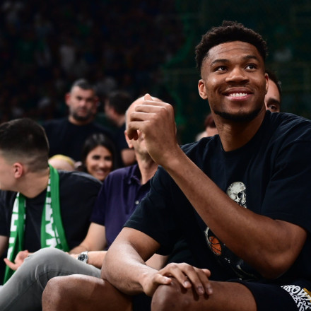 Το όνομα του Giannis «έπαιξε» σε γιγαντοοθόνη στο Παρίσι για τους Ολυμπιακούς Αγώνες [vid]