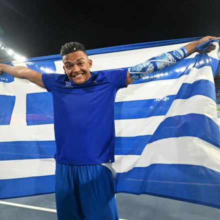 O Εμμανουήλ Καραλής... τεστάρει τα κρεβάτια από χαρτόνι στους Ολυμπιακούς Αγώνες [vid]