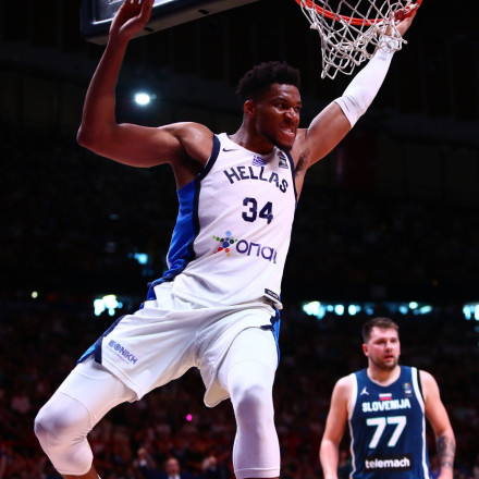 O Giannis εκπλήρωσε την ευχή του Παπανικολάου - Το δώρο στην Εθνική Ελλάδας [vid]