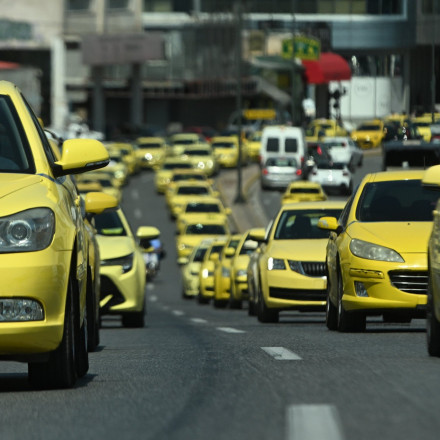 Ταξί: Πού και πότε οι οδηγοί «τραβούν χειρόφρενο»
