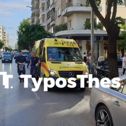 Θεσσαλονίκη: Τροχαίο με εκτροπή και τραυματία – Φορτηγάκι έπεσε σε φανάρι