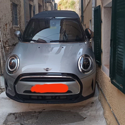 Πόνεσαν τα μάτια μας... Οδηγός πήγε να περάσει από στενό στην Κέρκυρα και έμεινε εκεί!